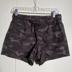 Athleta Farallon Green Camo Shorts Sz 4